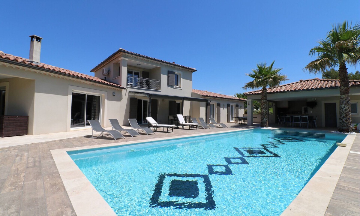 Carpentras House | Pool, 4 chambres, 4 SdB, clima, cuisine extérieure, grands jardins, aire de jeux
