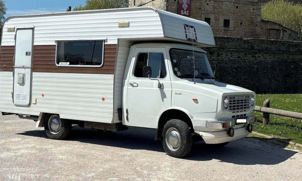 Romenay House | Poppy, overnight stay in a vintage motorhome with all mod cons