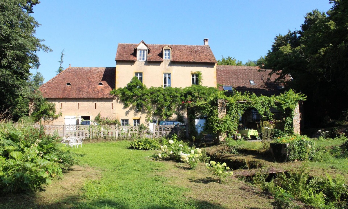 La Chapelle-au-Mans House | Prachtige Oude Watermolen met Eigen Privé Meer