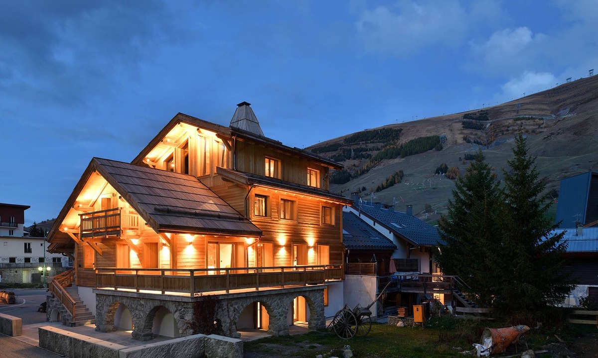 Venosc Ski Chalet | Prestigious chalet 15pers in the heart of the resort & at the foot of the slopes with swimming pool