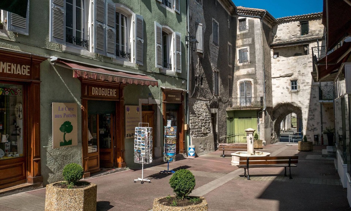 Villeneuve-de-Berg Apartment | Pretty apartment in typical Ardechois village