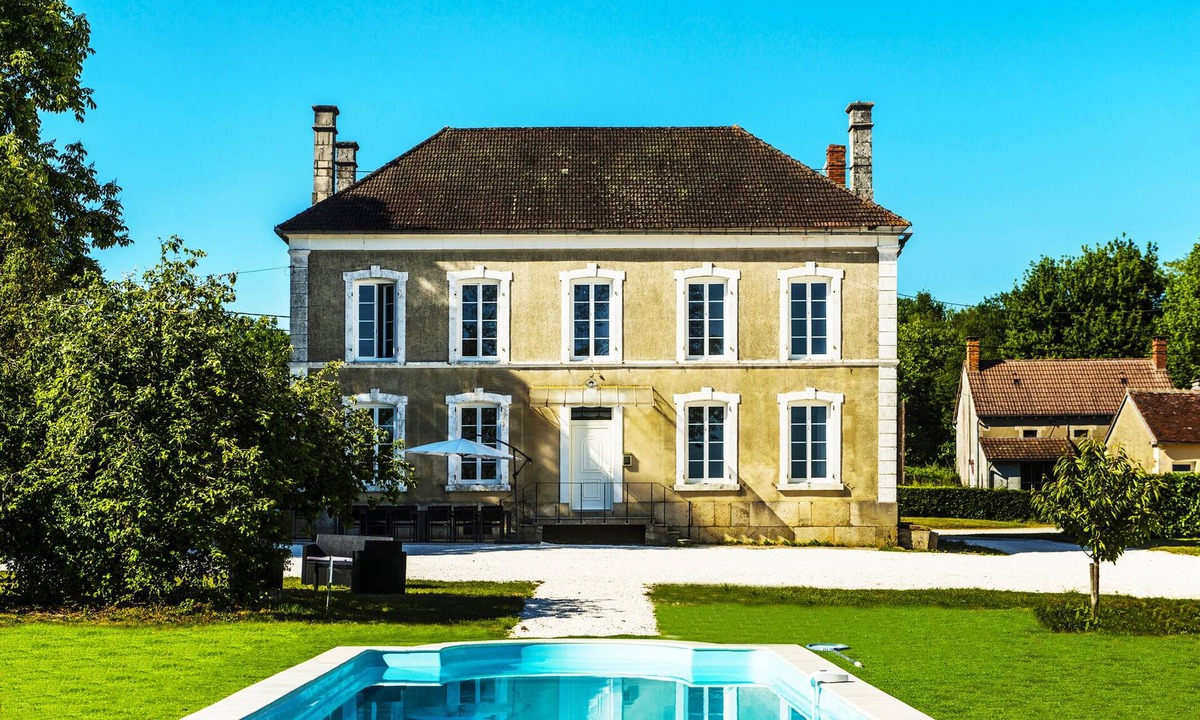 Etais-la-Sauvin House | Pretty house 15 pers heated swimming pool covered private calm
