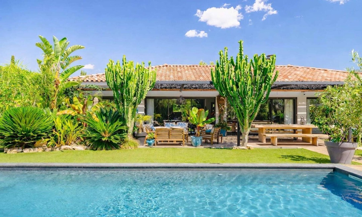 Sanary-sur-Mer House | Pretty single storey villa with large landscaped garden and swimming pool for 8