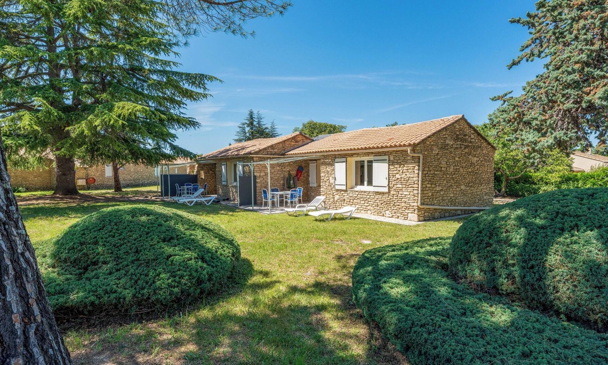 La Roque-sur-Pernes Condo | Provençal cottage in a tourist residence
