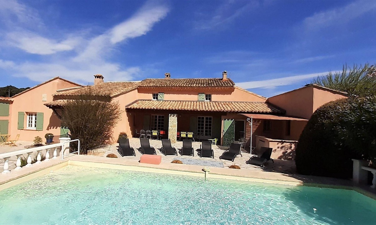 Roaix Villa | Provencal farmhouse ideal for groups of up to 17 people