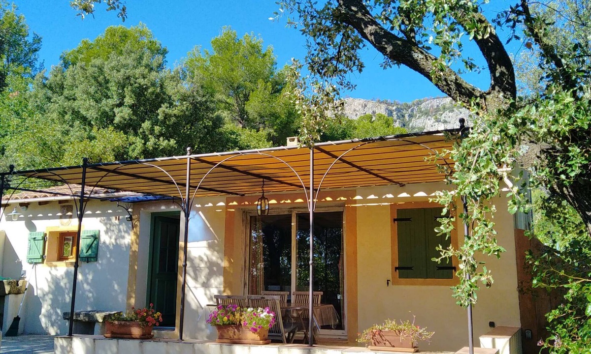 Saint-Hippolyte-le-Graveyron Cottage | Quiet Mazet Provençal