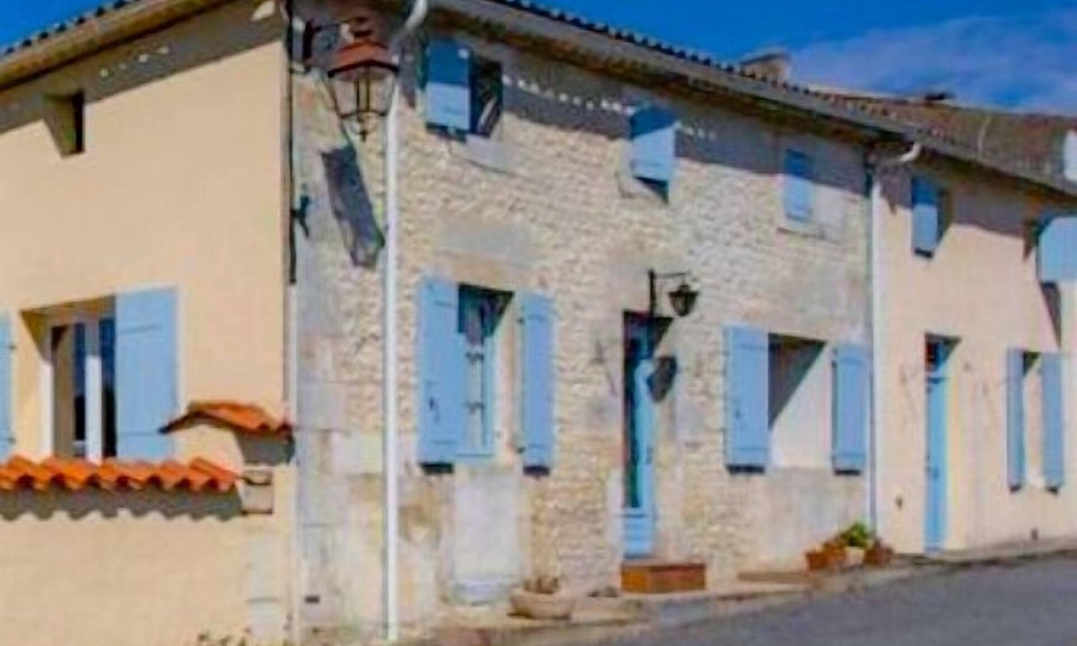 Semoussac House | Quiet 2-bdrm gîte with saltwater pool, games & garden - ideal for families