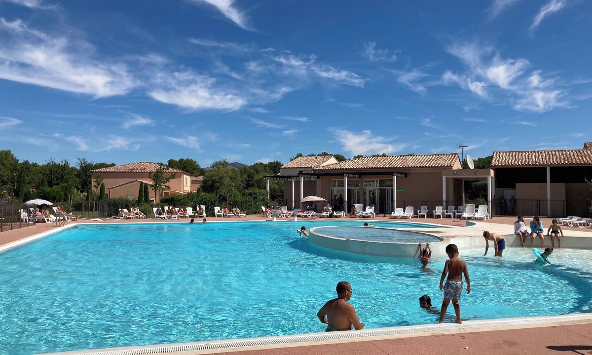 Aubignan House | Quiet country cottage in a gated community with a pool (air conditioning during hot weather)