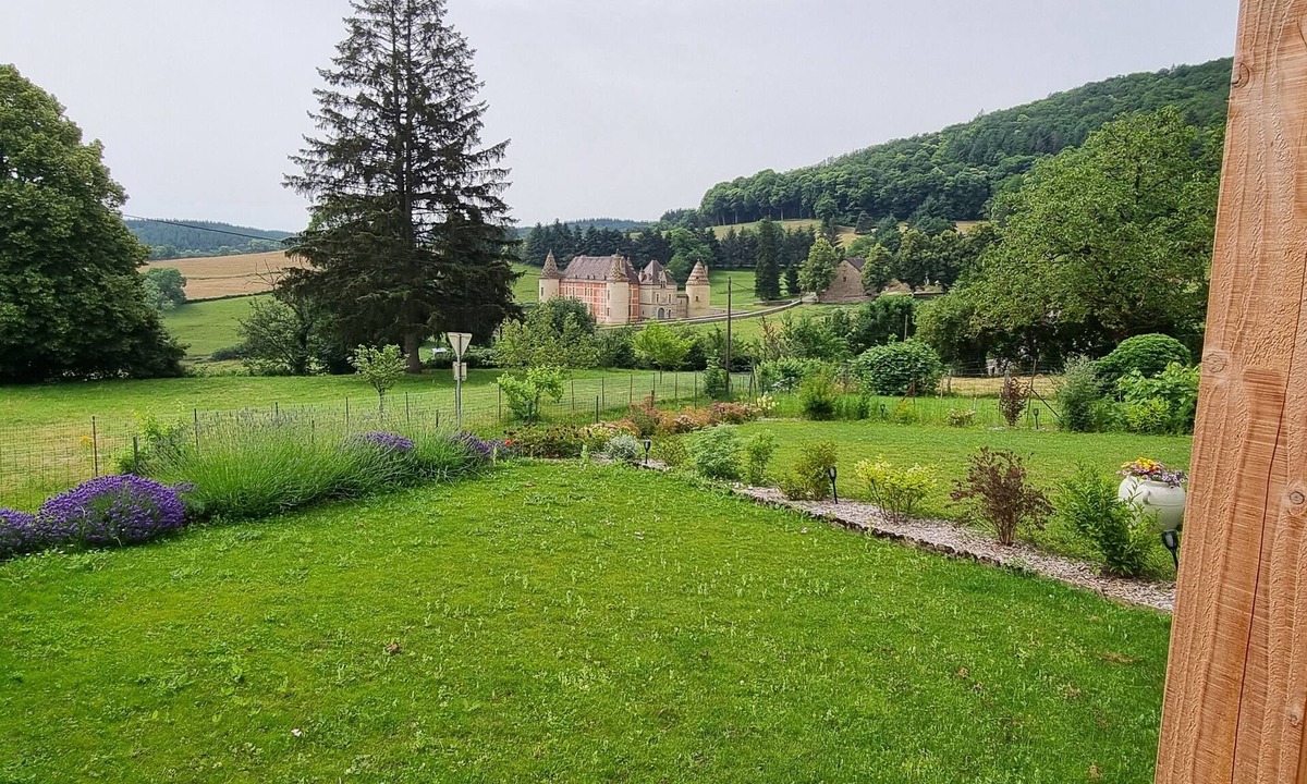 Menessaire House | Quiet house in the Morvan with beautiful view of the Château de Ménessaire.