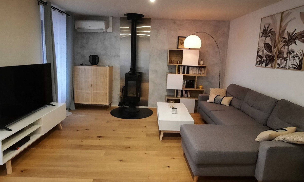 Vertaizon House | Quiet house with terrace, air-conditioned