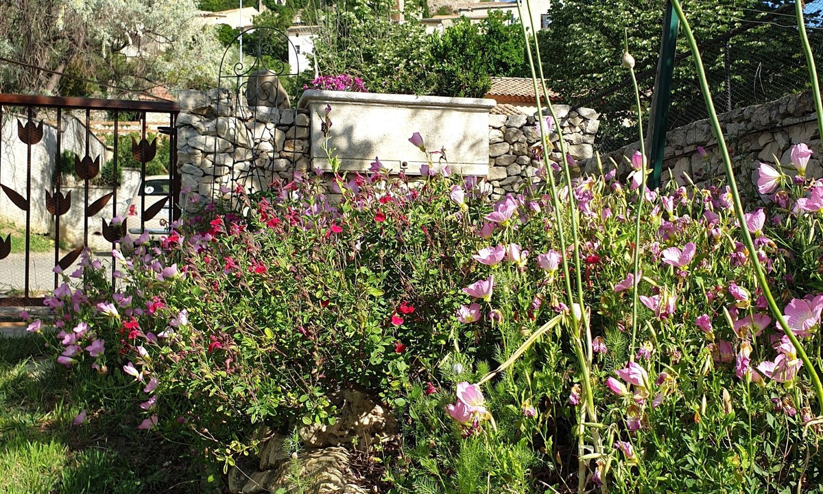 Roussas Apartment | Quiet studio in Drôme provençale, flower garden. Near Grignan and southern Ardèche.