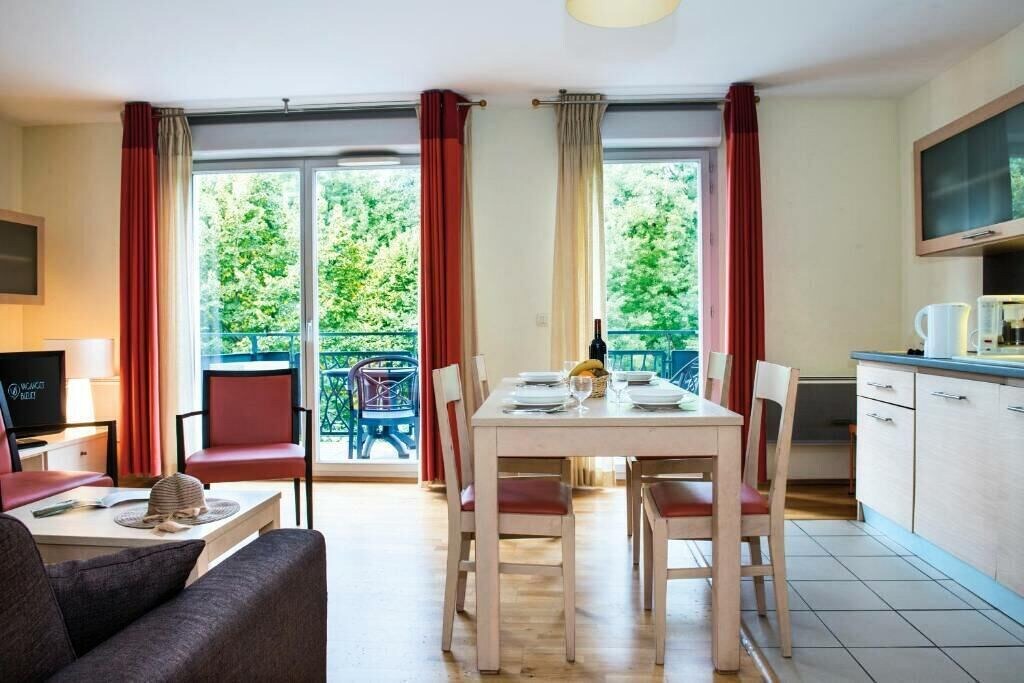 Divonne-les-Bains Apartment | Résidence La Villa du Lac*** - Vacances Bleues - 5 pièces 10 personnes
