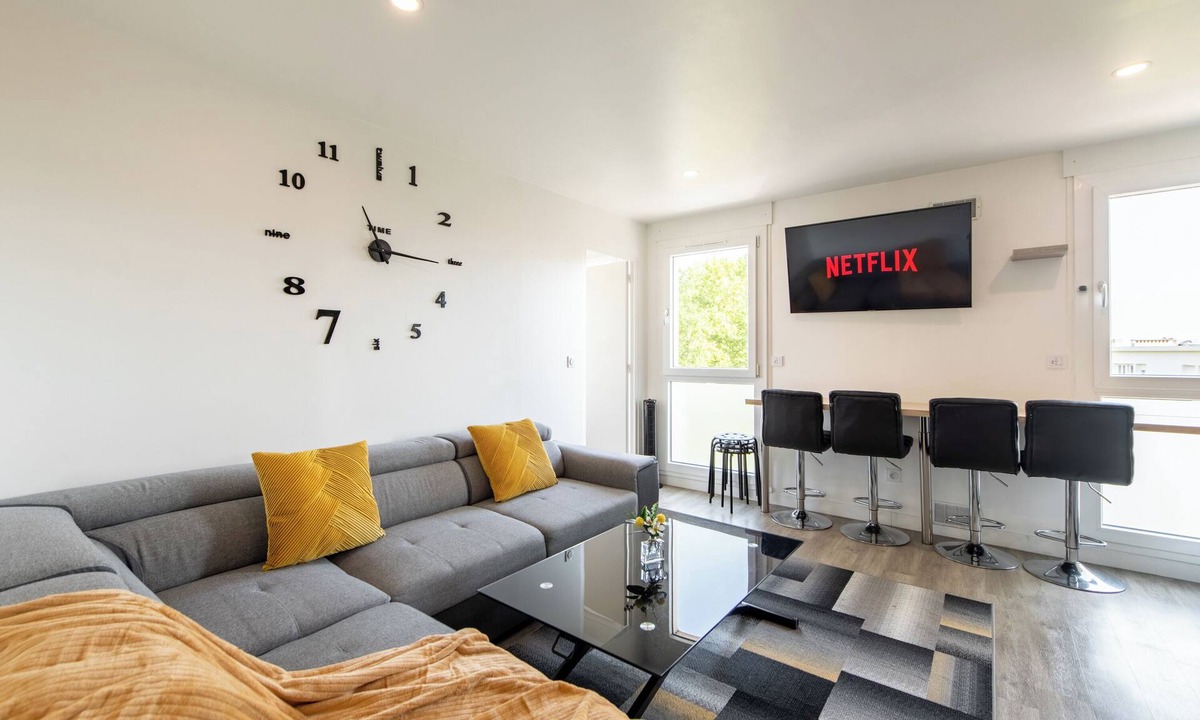 Bas du Mont-Mesly Apartment | Rare! Large 4-bedroom apt. I Disney & Paris 30 min I Near Metro & Free Parking