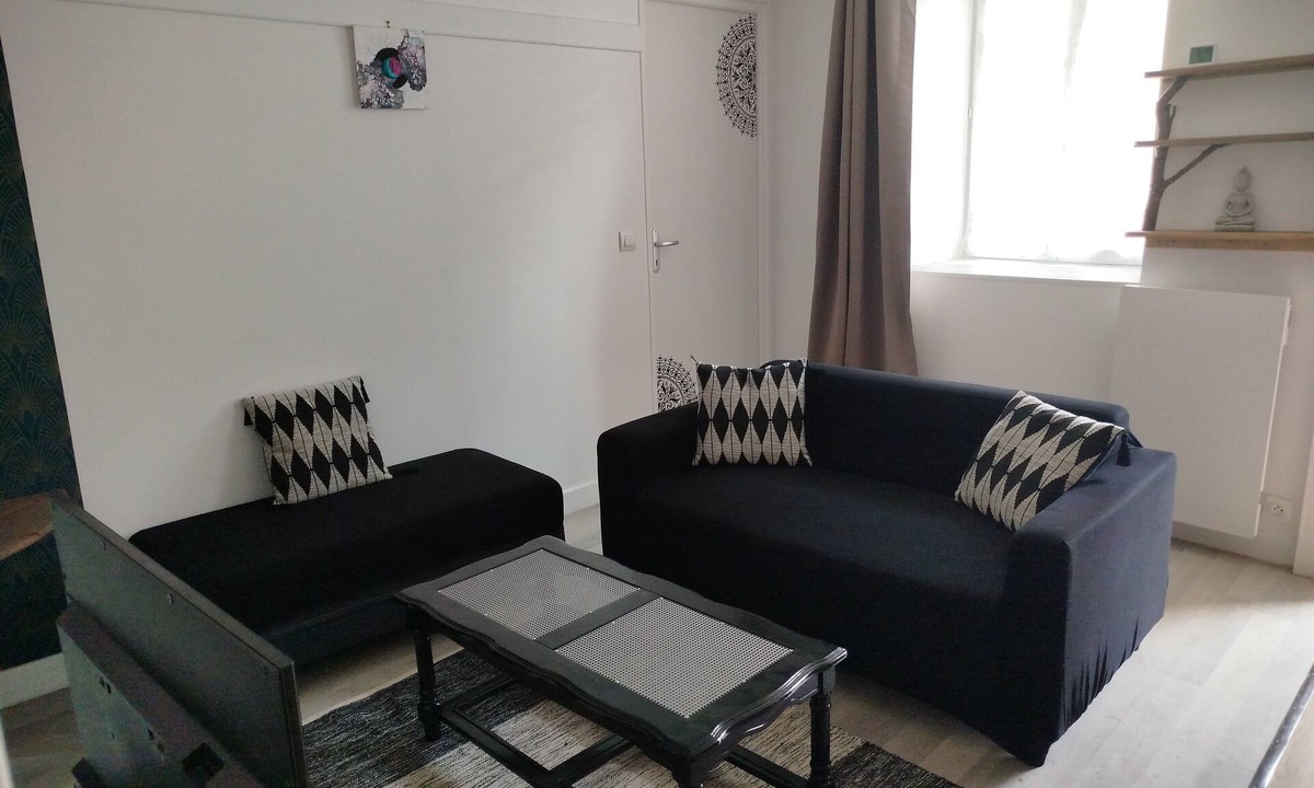 Irancy House | Renovated apartment in quiet wine-growing village. 15min from Auxerre.