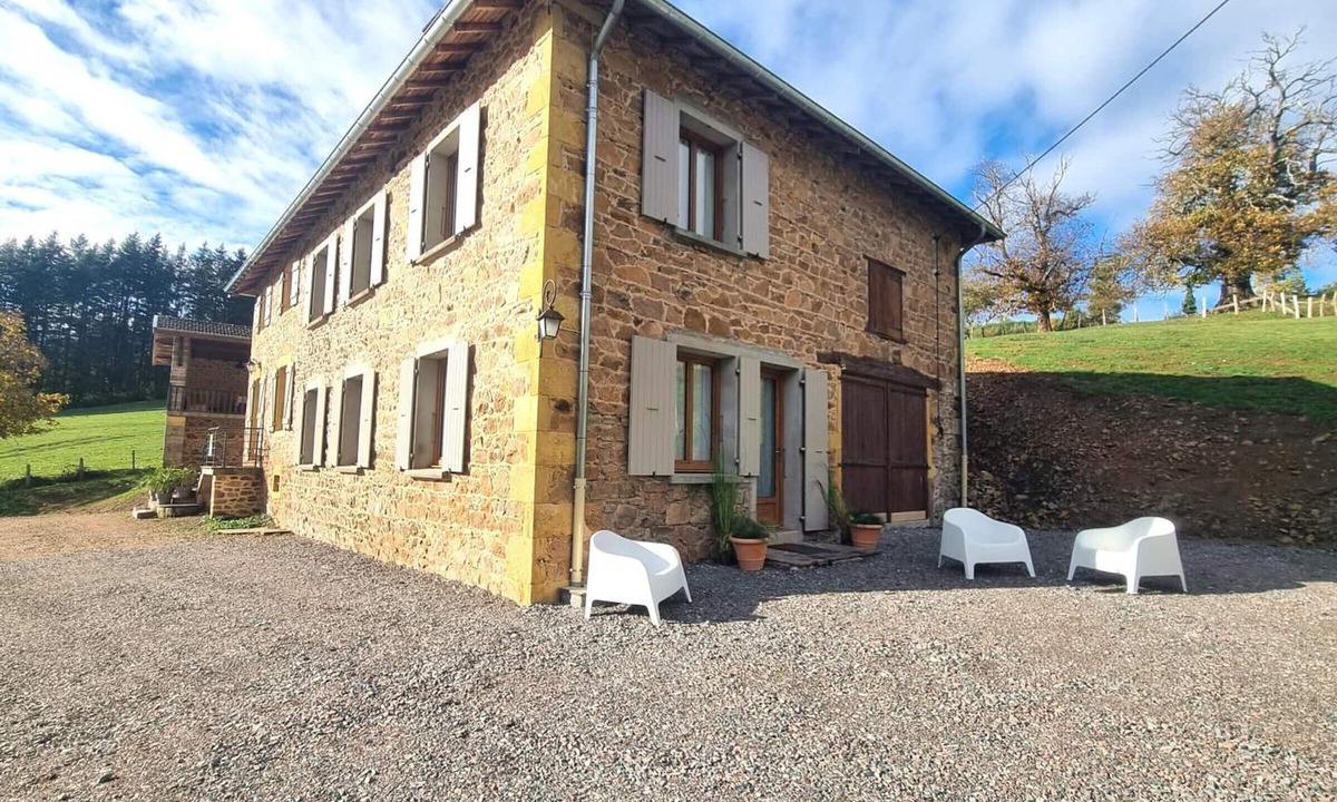 Belmont-de-la-Loire Cottage | Renovated cottage with garden and pets allowed