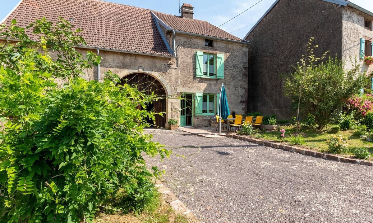 Equevilley Cottage | Renovated country house, enclosed garden, pets allowed, bikes & private parking