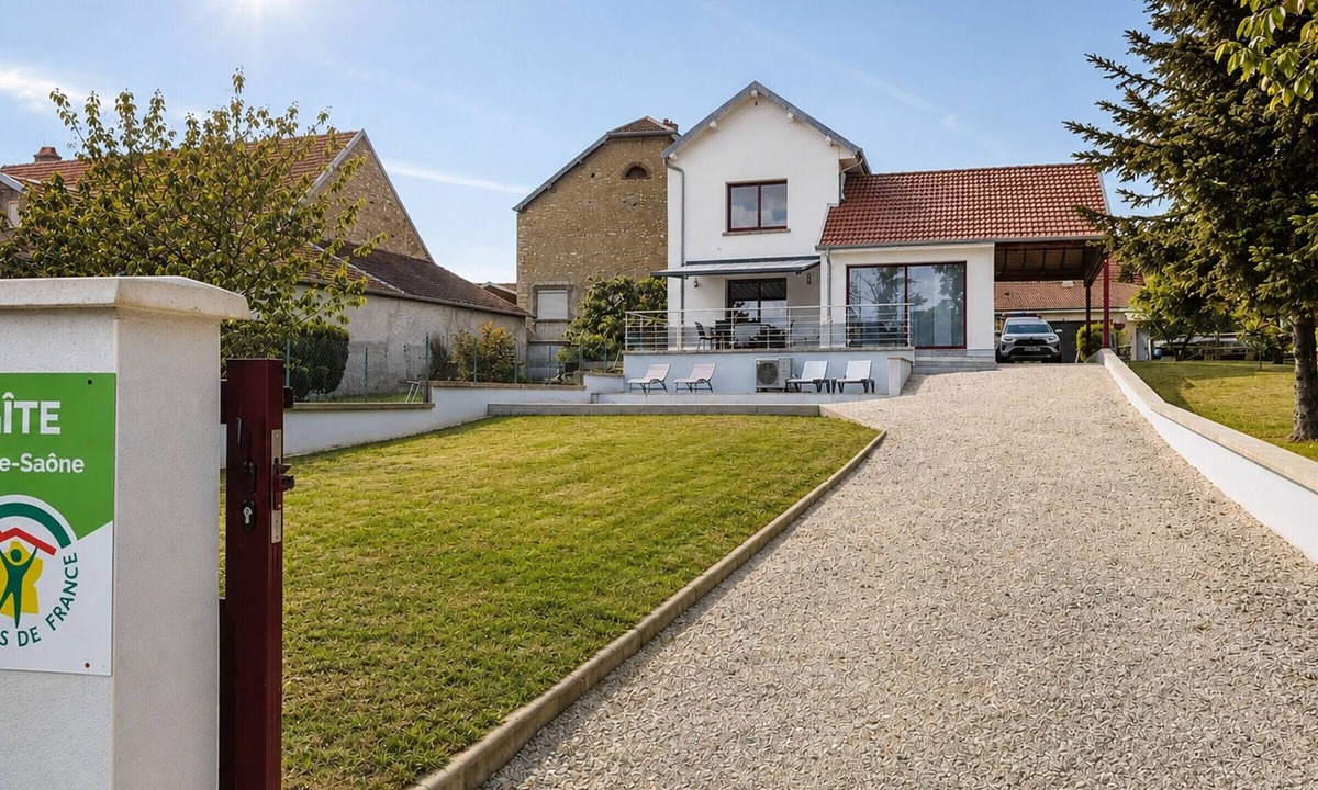 Rigny Cottage | Renovated house by the Saône with terrace and garden