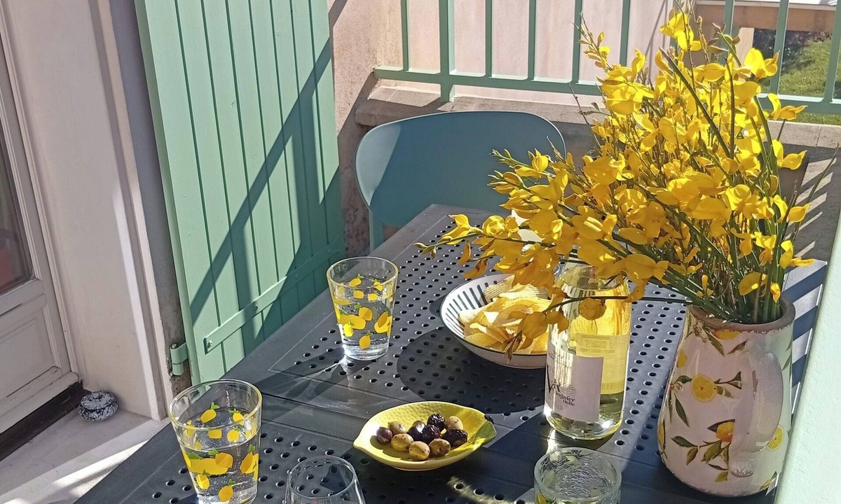 Montbrun-les-Bains Apartment | Renovated T3, rated 3*, heated pool 300m from the spa.