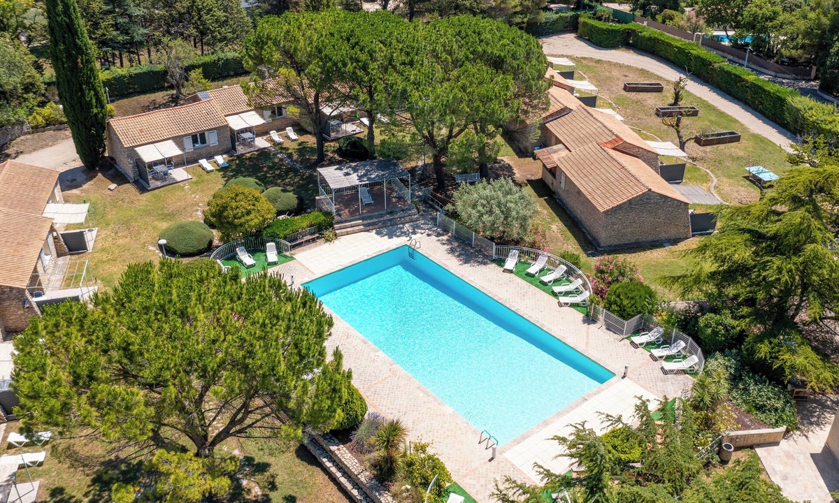 La Roque-sur-Pernes House | Rental with pool and terrace n°3