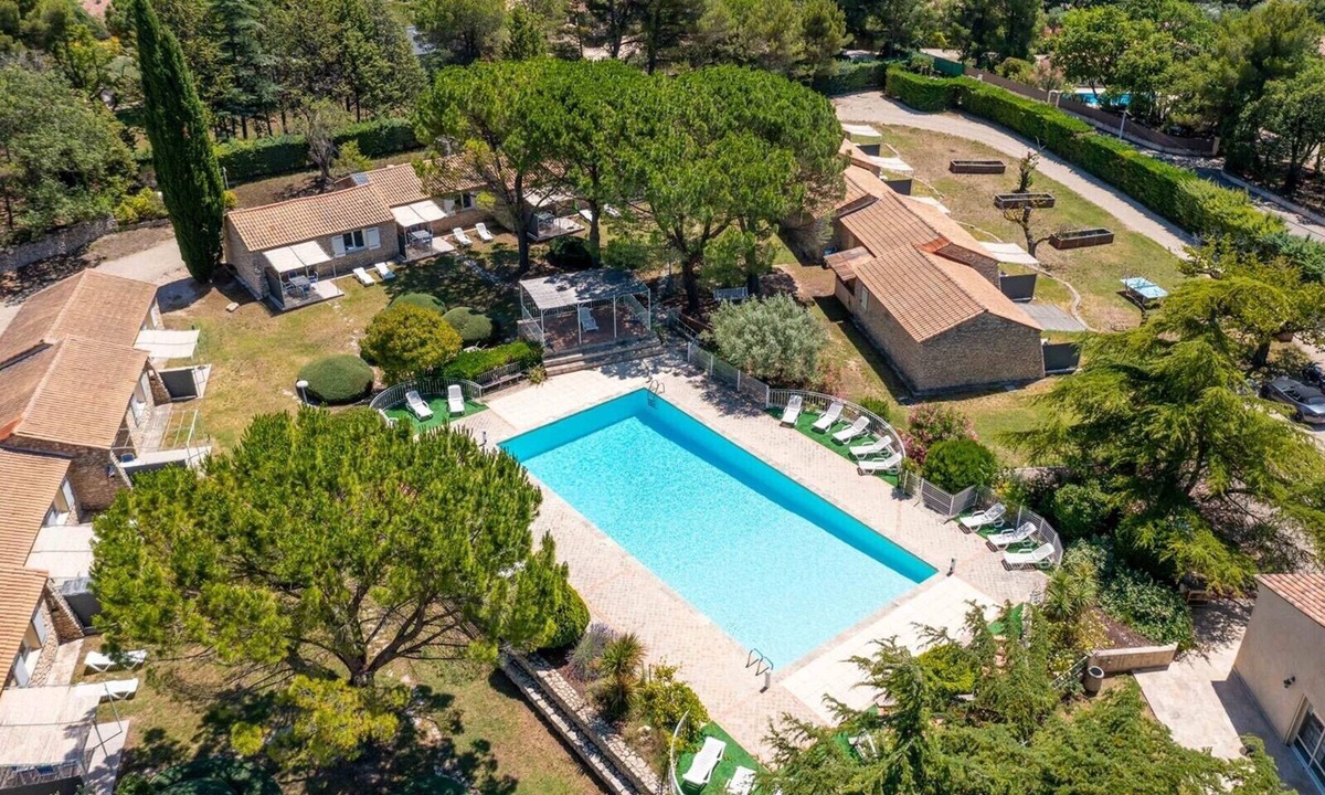 La Roque-sur-Pernes House | Rental with pool and garden n°16