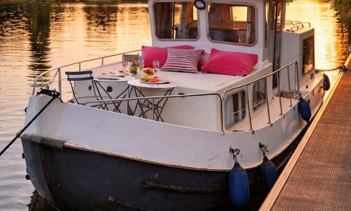 Saint-Usage House | Riverboat with dockside terrace or navigation option WITHOUT PERMIT