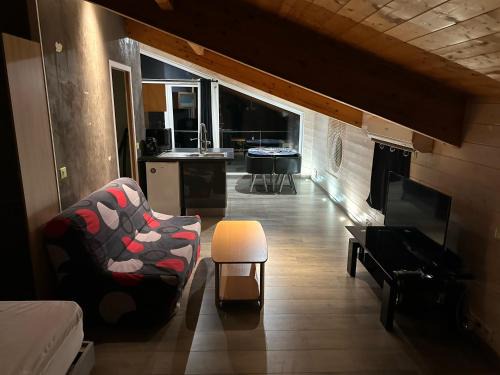 Pulligny Apartment | Rivière et jardin à vos pieds