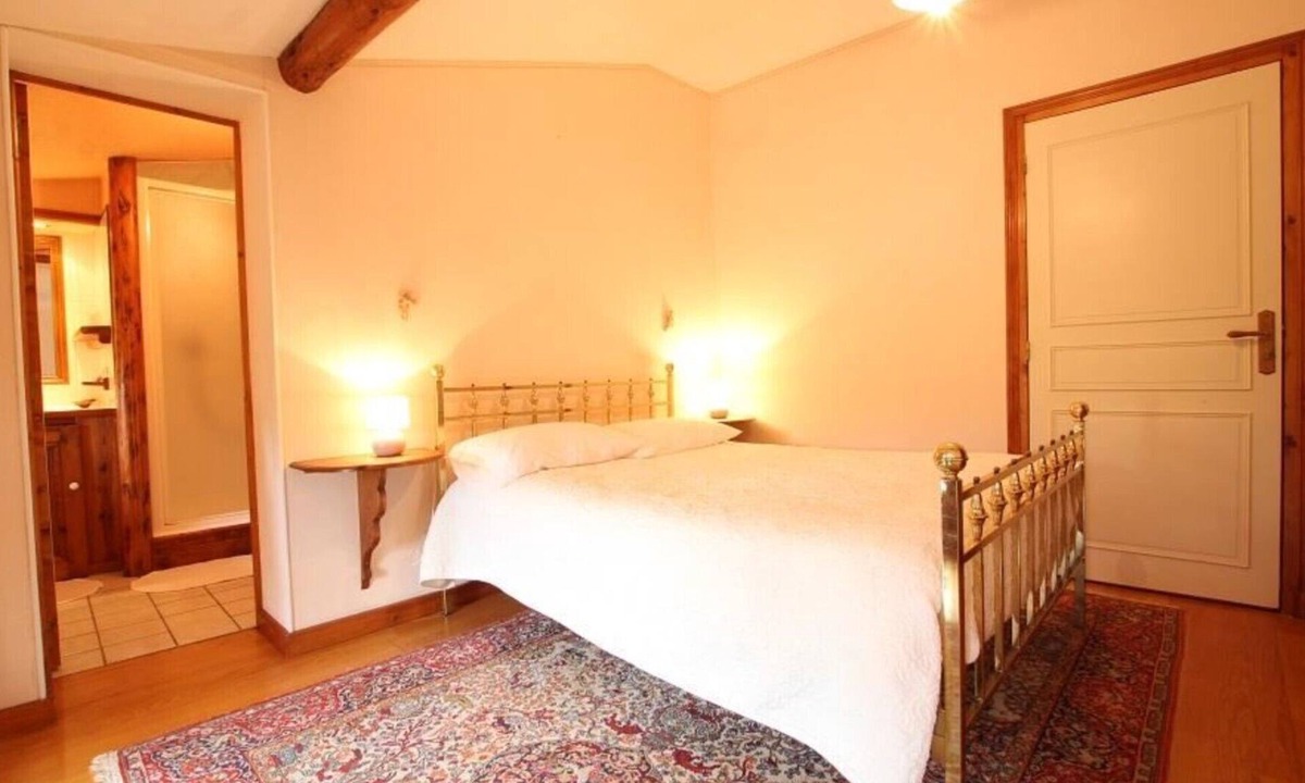 Polignac Bed & Breakfast | “Romance” Guest Room with Shared Terrace, Garden, and Wi-Fi