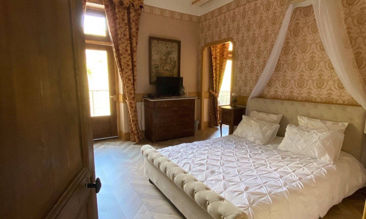 Saint-Uze House | Romantic suite by Isoarde des Baux - Château de Rochetaillée