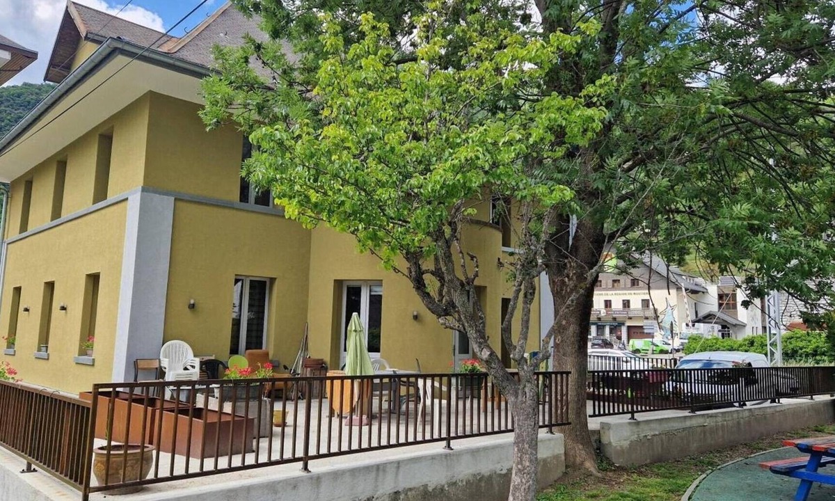 Moutiers Apartment | Room 1 – Le Toit Vert Inn: Space and Convenience in Moutiers