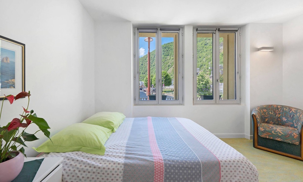 Moutiers Apartment | Room 3 – Le Toit Vert Hostel: Simplicity and Warmth in the City Center