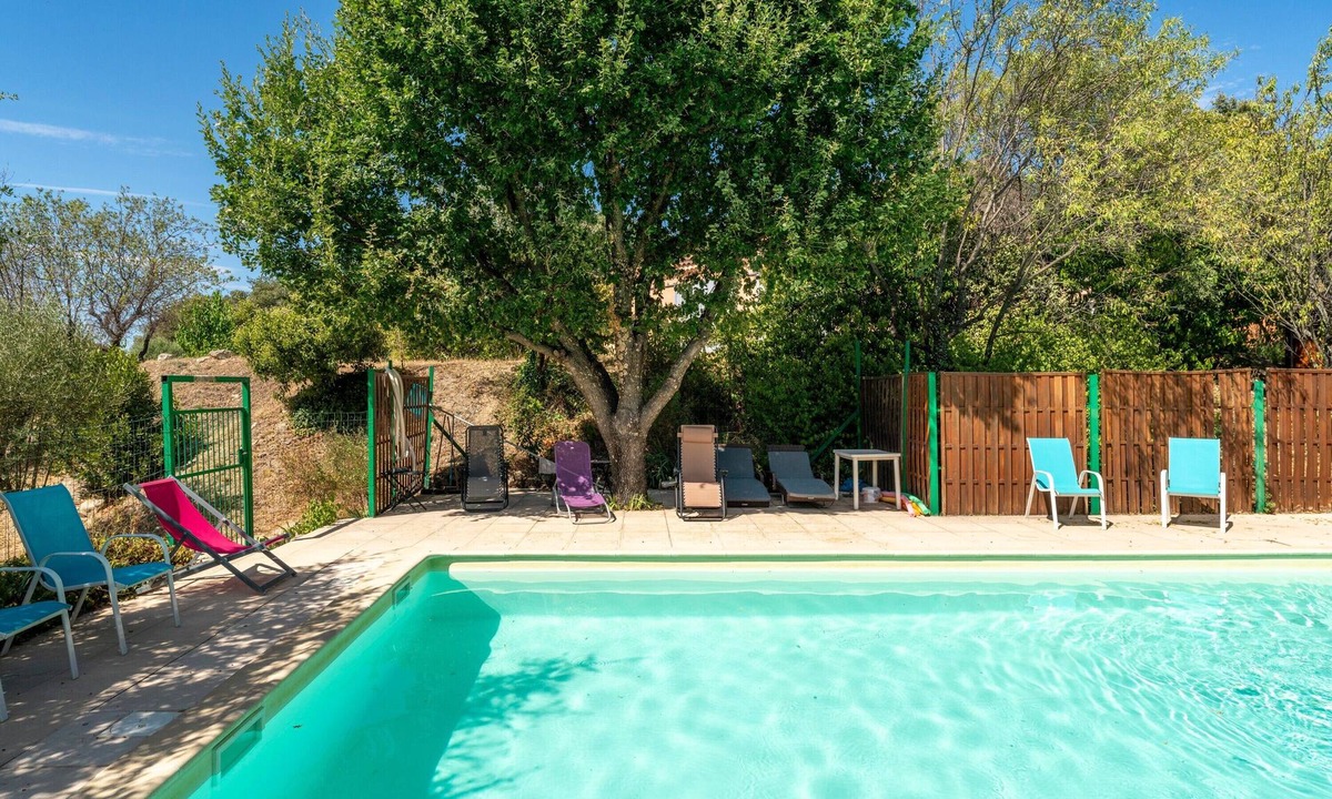 Saint-Pierre-de-Vassols Apartment | Room 'Chambre Verte' with Private Pool, Shared Terrace and Wi-Fi