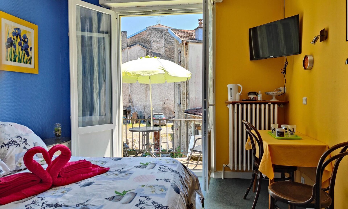 Forges-les-Bains Apartment | Room "Domaine du Cèdre" with Shared Terrace, Balcony, and Wi-Fi