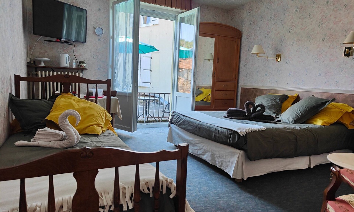 Forges-les-Bains Apartment | Room “Domaine du Peuplier” with Shared Terrace, Balcony and Wi-Fi