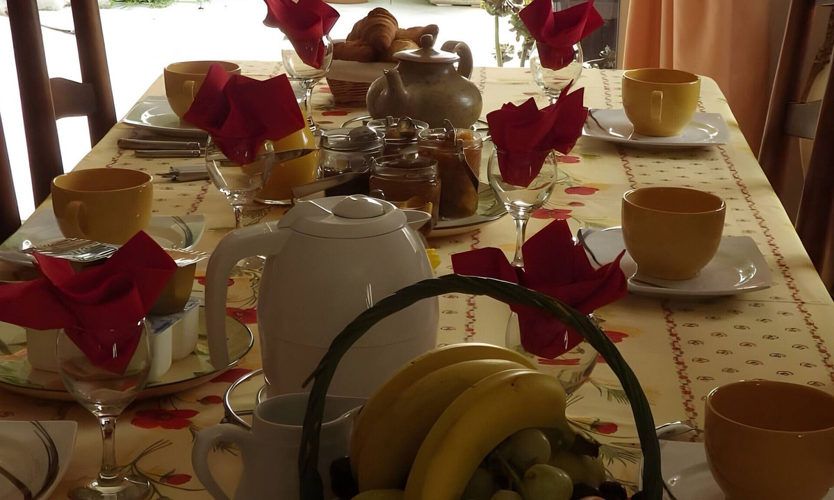 Visan Apartment | Room 'Oliveraie' with Mountain View, Shared Terrace and Wi-Fi