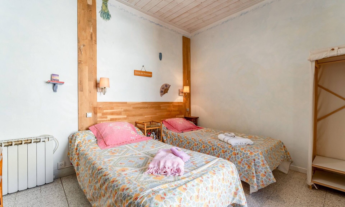 Bedoin Apartment | Room 'Terre De Provence' with Shared Terrace, Shared Garden and Wi-Fi