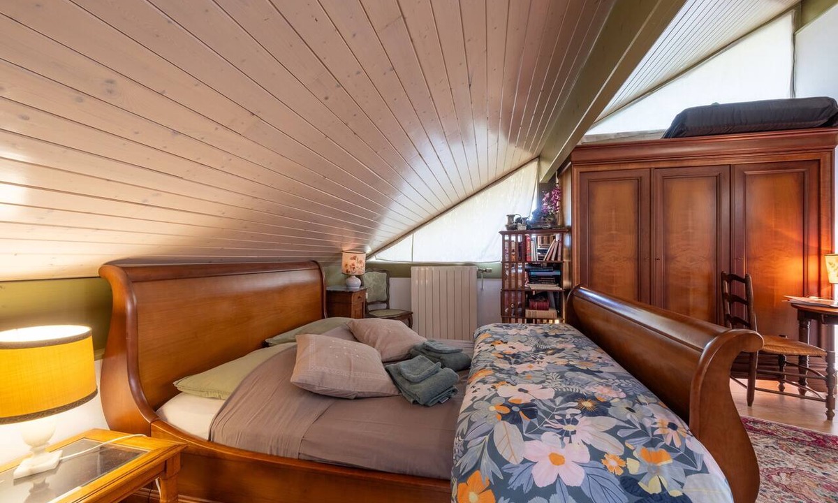 Charmes Apartment | Room with Private Bathroom and Balcony by the Canal