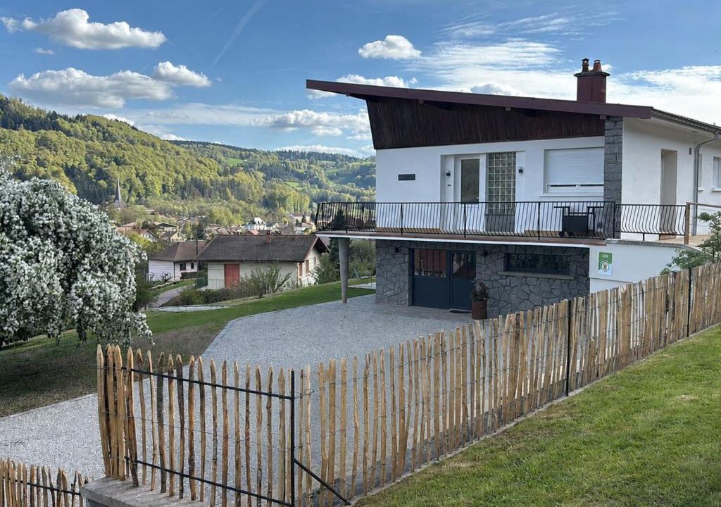 Le Val-d'Ajol House | Séjour Mid-Century au Val-d'Ajol avec Parking et Animaux Bienvenus - FR-1-589-846
