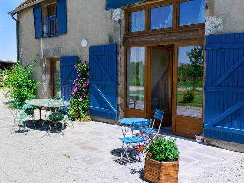 Souvigny House | Séjour nature aux Chênes, gîte familial avec piscine partagée - FR-1-489-466