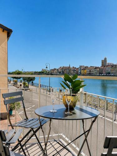 Saint-Laurent-sur-Saone Apartment | Saône View T3 - Balcon vue Saône & climatisé