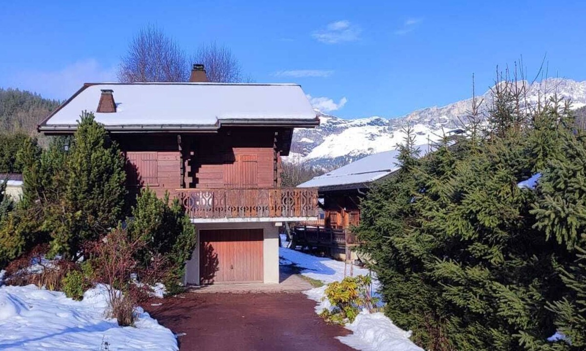 Les Houches Ski Chalet | Savoyard chalet sleeps 6 exceptional location and view