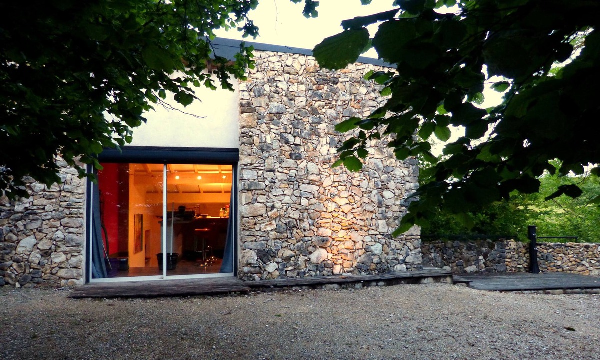 Saint-Santin-de-Maurs Cottage | small home in trees