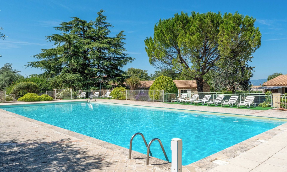La Roque-sur-Pernes Condo | Small stone mas T2 in a tourist residence