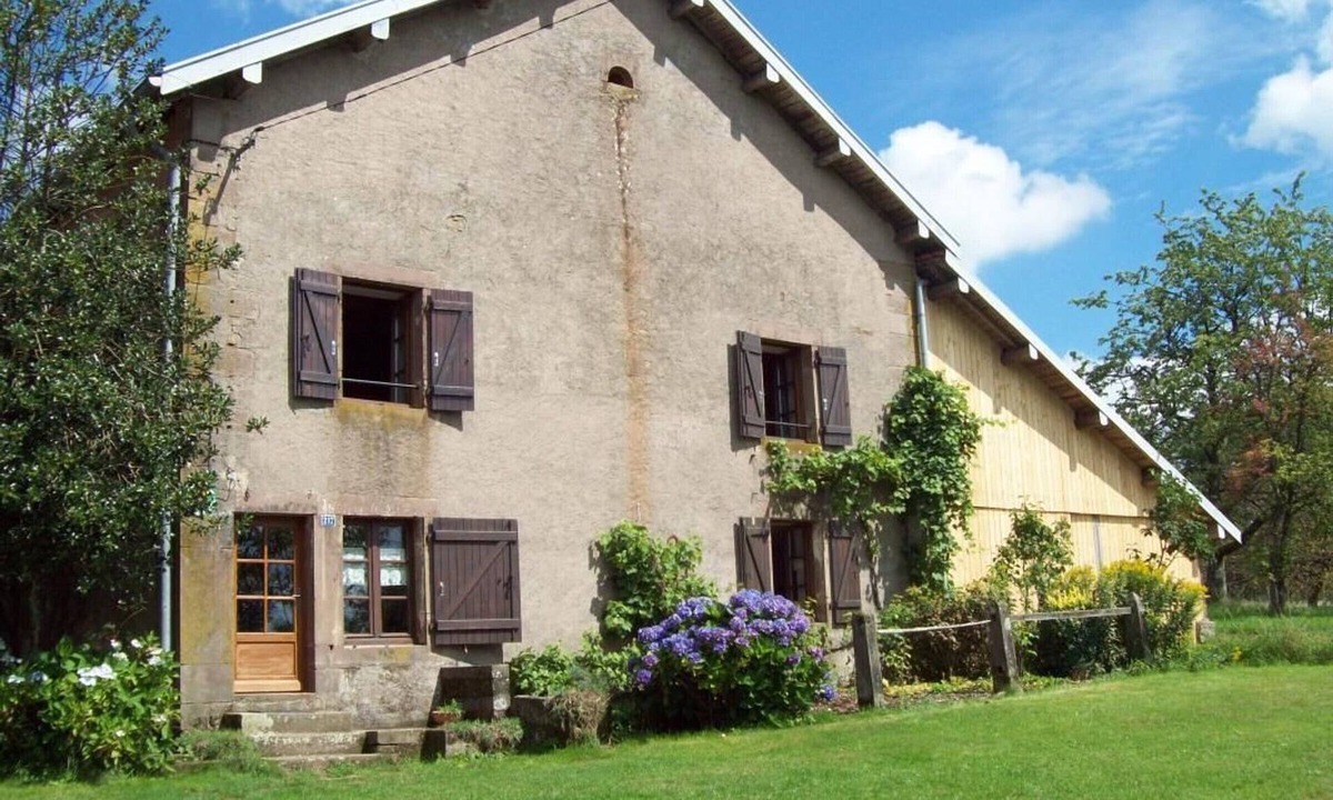 Fougerolles Cottage | Spacious renovated house with WIFI, perfect for families