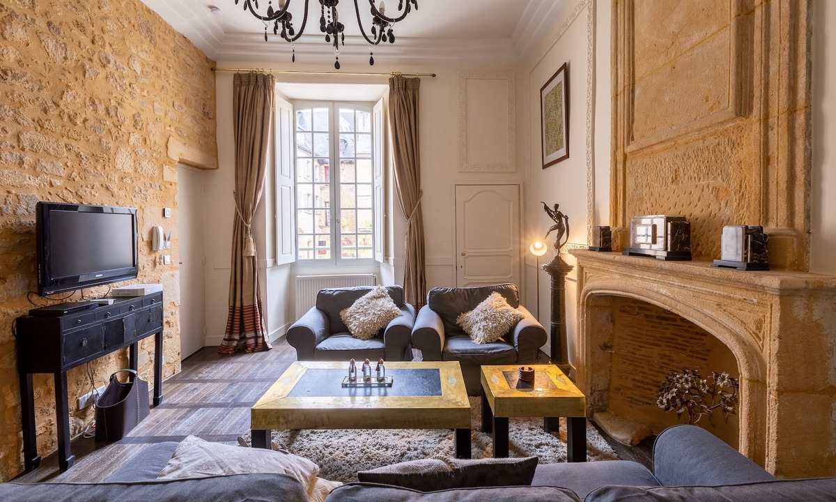Sarlat-la-Caneda Historic Center Apartment | Spacious and Elegant Romantic apartment in the very Heart of Sarlat