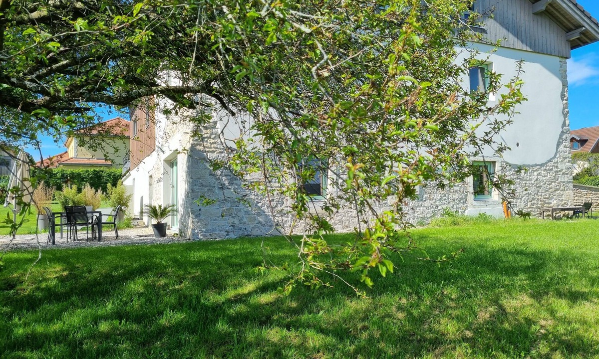 Orchamps-Vennes Apartment | Spacious and peaceful apartment in house