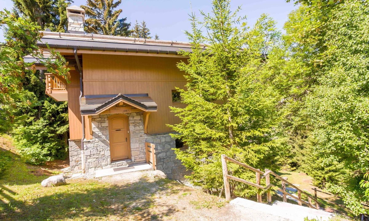 La Perriere Ski Chalet | Spacious bright La Tania chalet, sleeps 10, close to the piste.