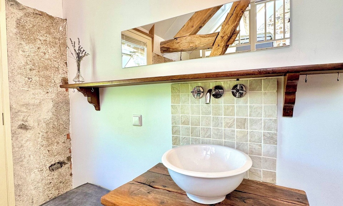 Chalmoux House | Spacious Burgundy Farmhouse Getaway | Vineyards, Firelight & Family Dinners