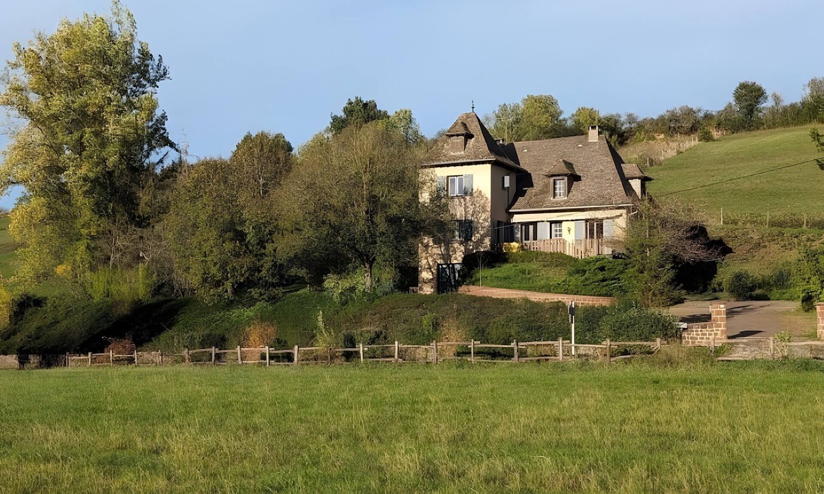 Clairvaux-d'Aveyron House | Spacious Charming House for 12 – Vineyard Views & Tranquility for Families/Friends/Sports Groups