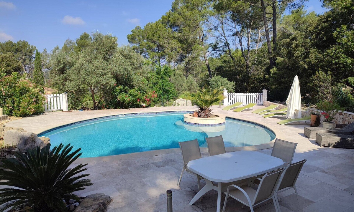 Entrecasteaux Villa | Spacious garden level in a quiet area close to tourist activities