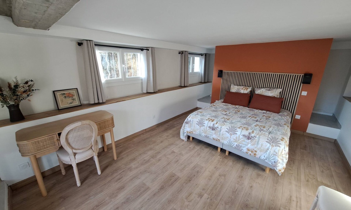 Buis-les-Baronnies House | Spacious room with view of Mont Ventoux